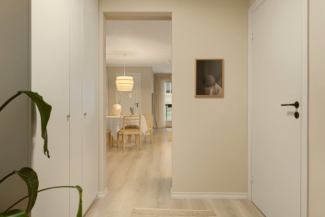 Pilihan Lantai Dingin yang Lagi Tren Antara Semen Ekspos atau Teraso