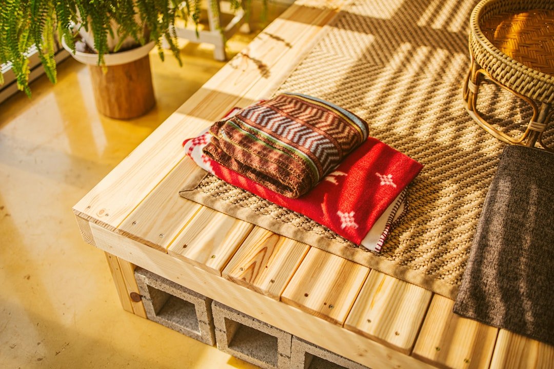 Tips Ampuh Merawat Furnitur Kayu dan Rotan Agar Nggak Gampang Jamuran