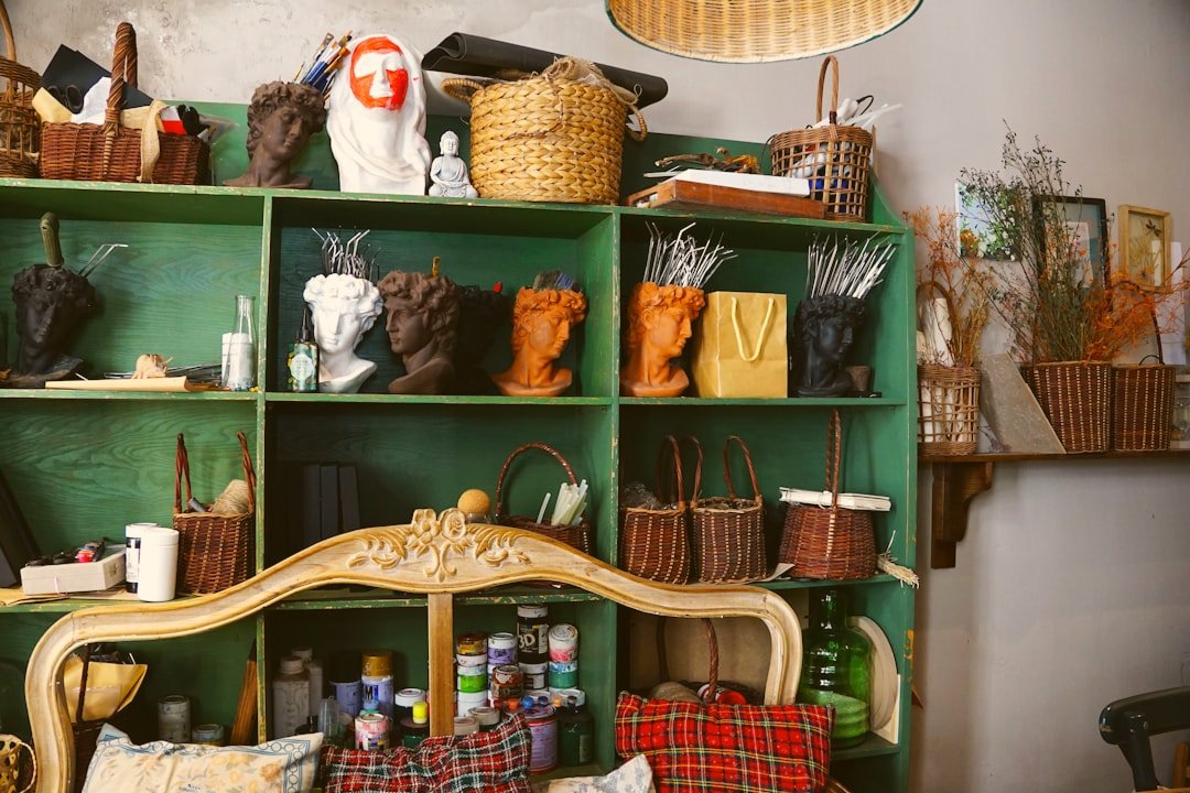 Cara Menata Rak dan Shelf agar Rumah Terlihat Rapi dan Stylish