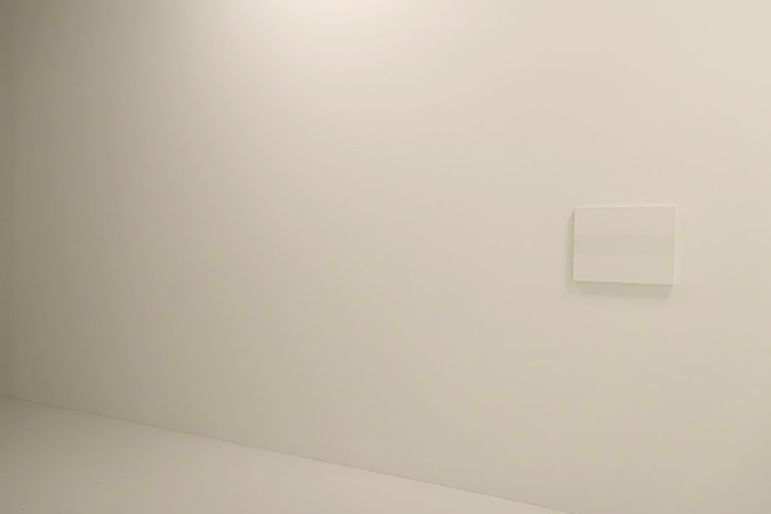 Ide Dekorasi Dinding Rumah Tanpa Perlu Bor atau Paku